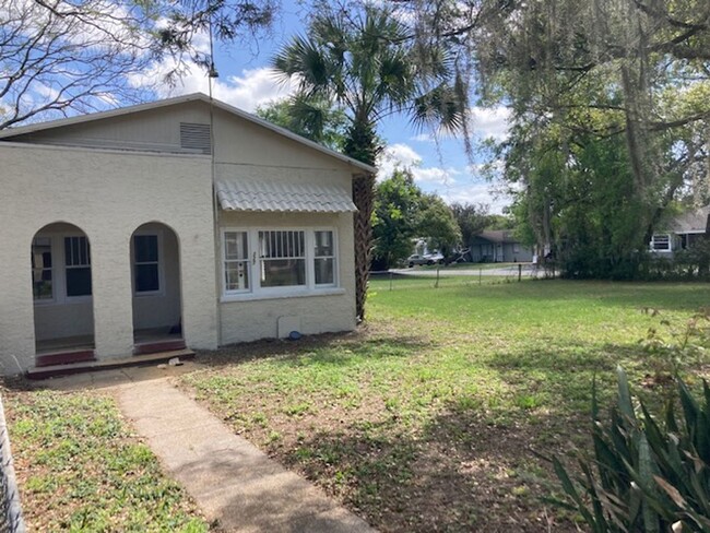 Building Photo - 3 Bed 1 Bath Home With Huge Fenced Yard Pe...