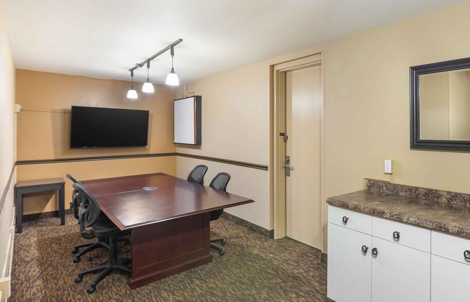 Building Photo - Furnished Studio-Milwaukee - Brookfield