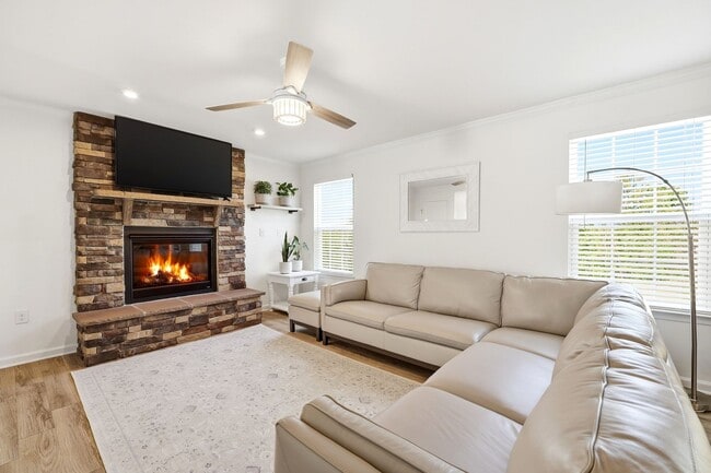 Building Photo - 4435 Sunset Dr
