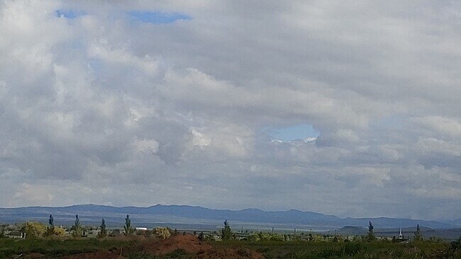 Building Photo - Like New Townhouses! Available Now!