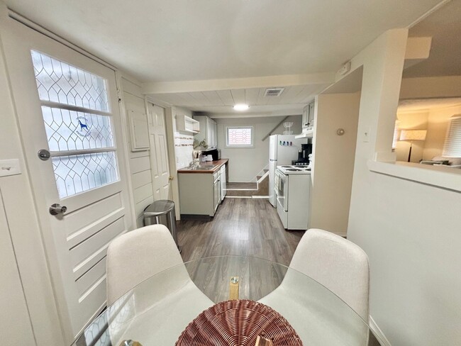 Building Photo - Furnished 2bd | Free internet 1 year!