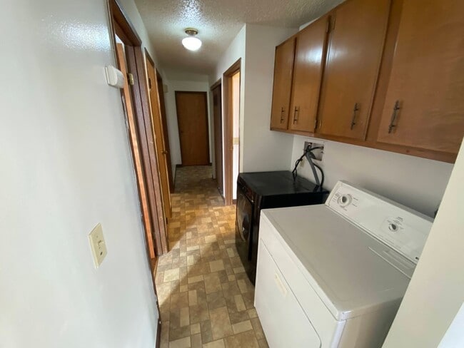 Building Photo - Cozy 3 Bedroom 1 Bath Home with Large Yard & 1 Car Attached Garage