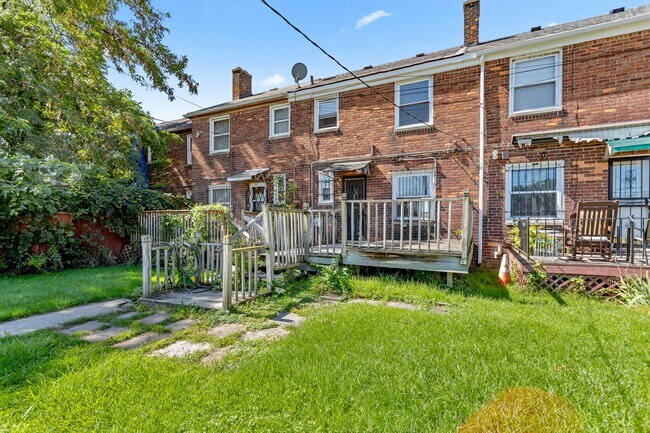 Building Photo - Beautiful updated townhome