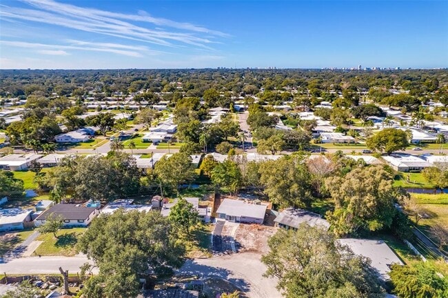 Building Photo - 1400 Poinciana Dr