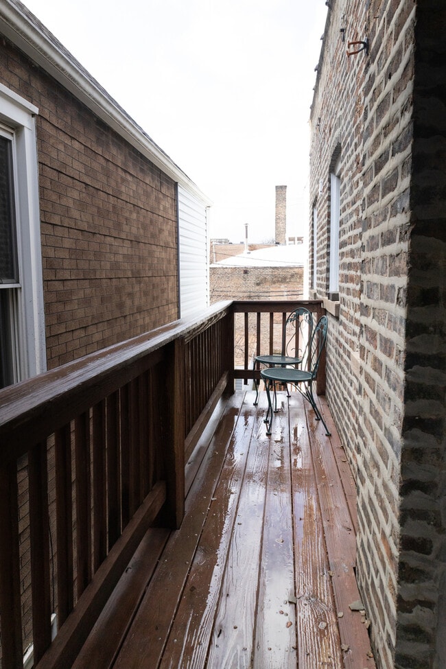 Building Photo - 2016 N Kilbourn Ave