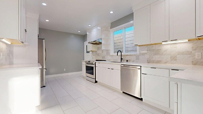 Building Photo - Remodeled 2 Bedroom | 1.5 Bathroom | Spaci...