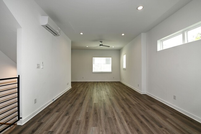 Building Photo - Beautiful 3 beds- 3.5 Condo in San Antonio Tx