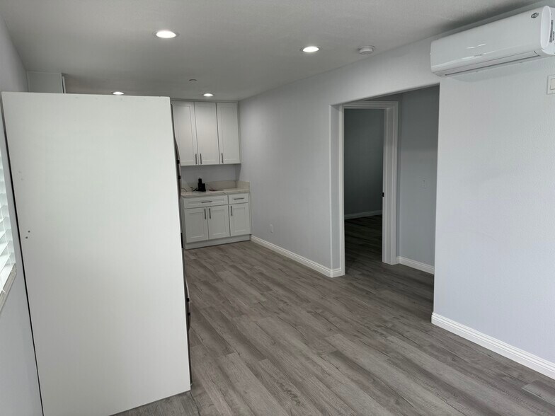 Looking towards 2nd bedroom - 1363 Hudspeth St