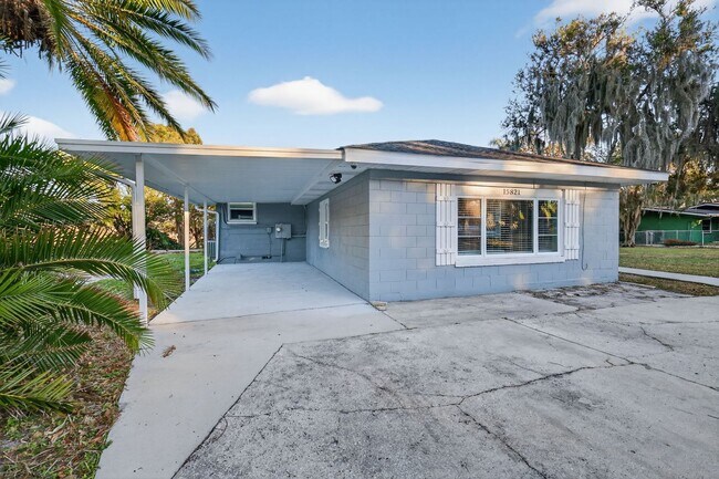 Building Photo - Lakefront 4-Bedroom Home for Rent in Beautiful Umatilla, FL