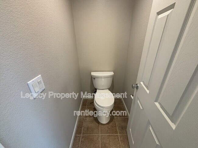 Building Photo - 893 Equinox Loop