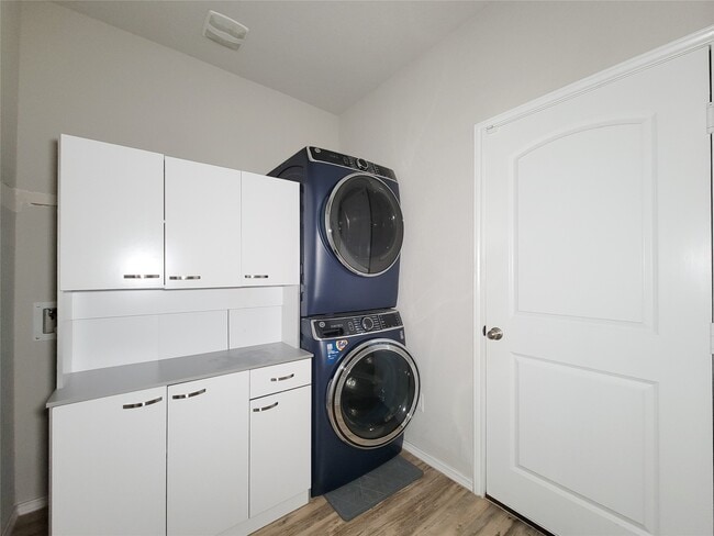 Building Photo - 21043 Iris Holly St