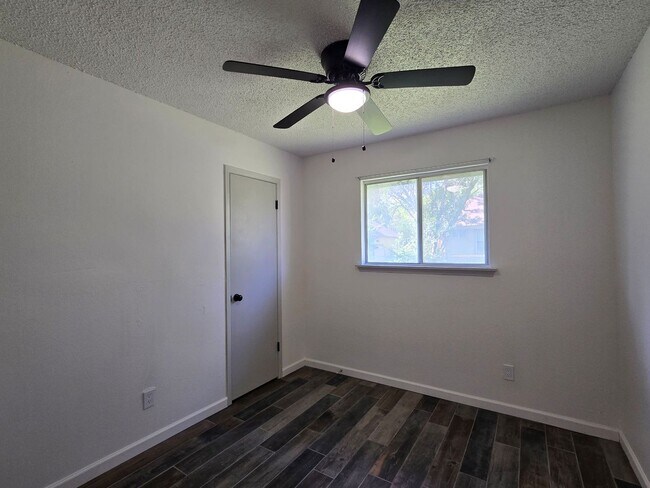 Building Photo - 2408 Windmill Dr