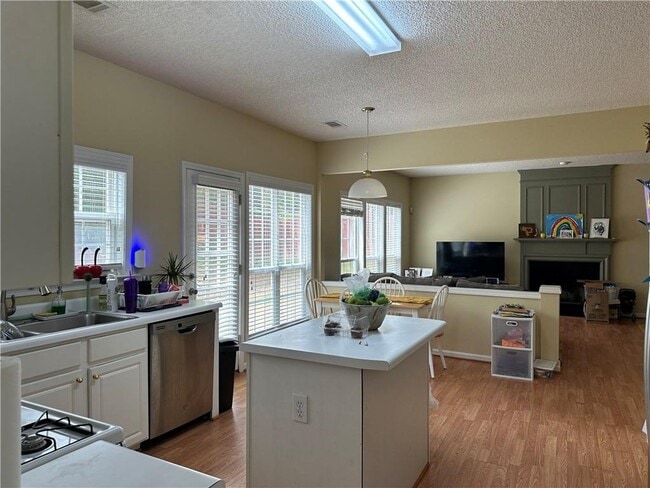 Building Photo - 2165 Chattahoochee Dr NW