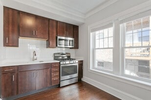 Building Photo - 1058 W Glenlake Ave
