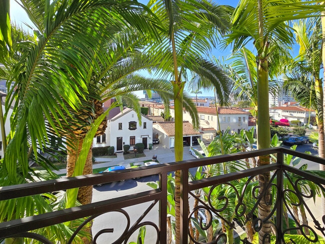 Building Photo - 10795 Wilshire Blvd