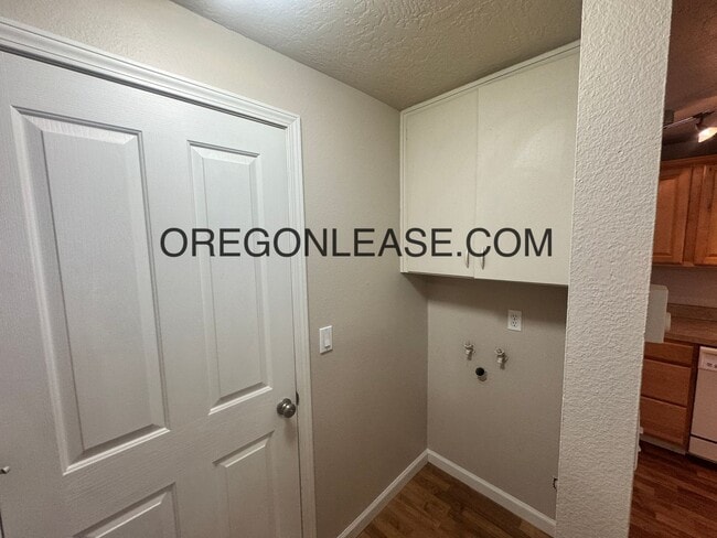 Building Photo - 2 Bed one bath South Hills duplex