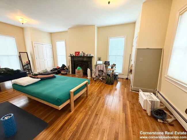Building Photo - Nice and Spacious 2BR in Fort Hill!