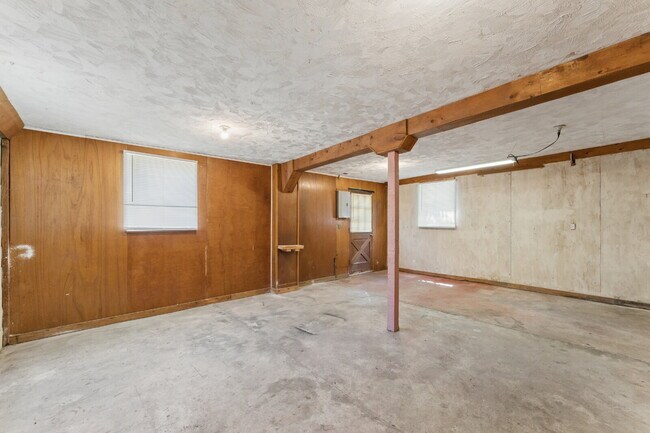 Building Photo - Welcome home to this stunning, light-filled rental that truly has it all! Featuring huge living s...