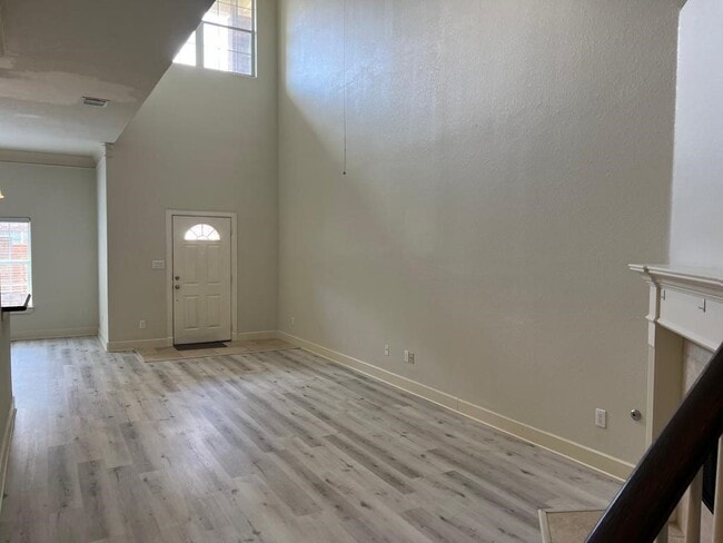 Building Photo - 2865 Westhollow Dr