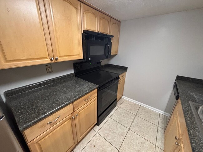 Building Photo - Beautiful 3 Bedroom Townhouse!