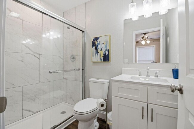 Building Photo - 810 Carson St