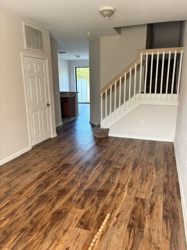 Building Photo - Townhome In St Cloud For Rent with  4 Bedr...