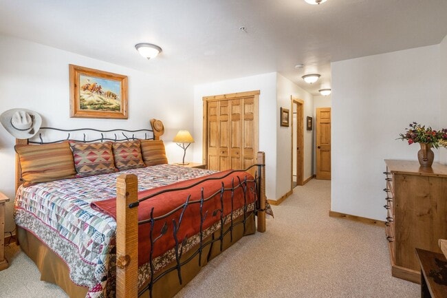 Building Photo - 4 Bed, 4 Bath Condo in The Big Sky Meadow with Garage!