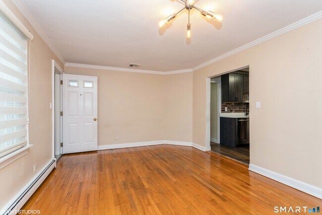 Building Photo - 680 Queen St