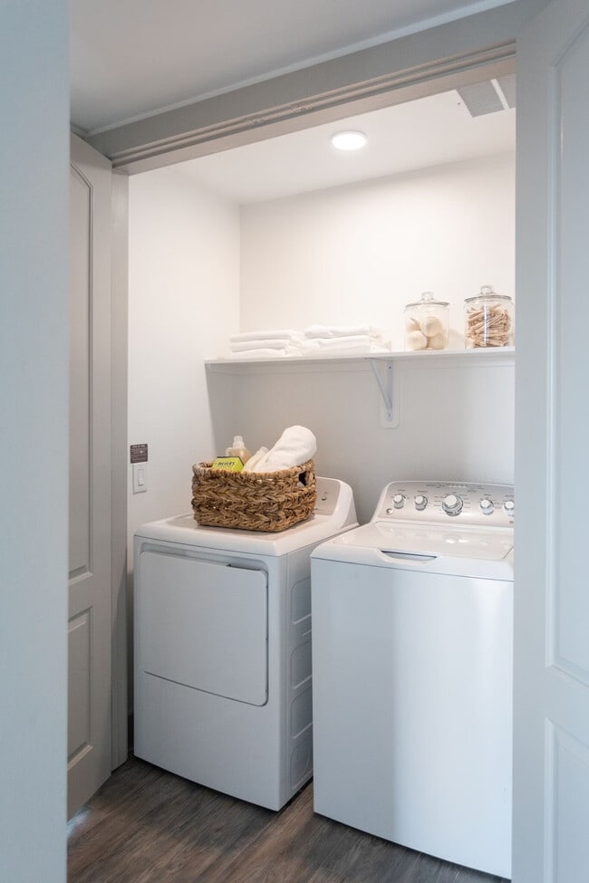 Building Photo - Move-in Special: $0 Fees + $1000 Off!