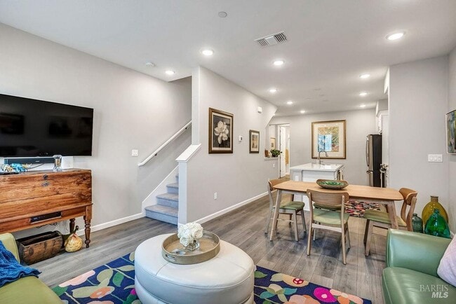 Building Photo - 327 Pear Tree Ln