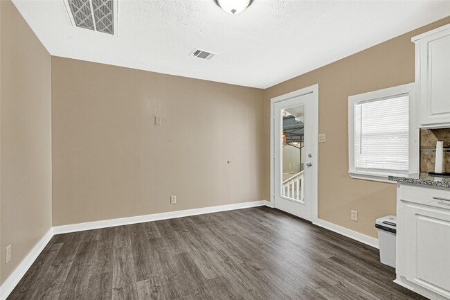 Building Photo - 305 N Live Oak St