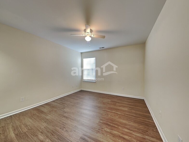 Building Photo - 204 Cloverdale Dr