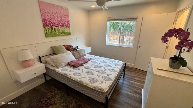 Building Photo - 706 E Whitton Ave