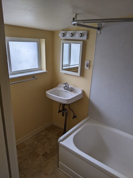 Bathroom (1) - 1124 Almaden St