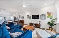 Building Photo - 814 N Bluff Dr