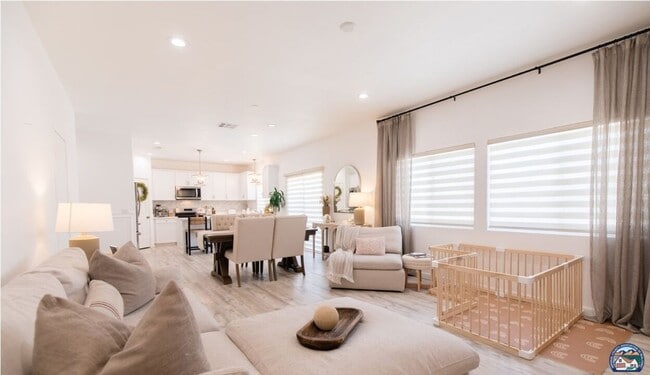 Building Photo - 624 Las Villas St