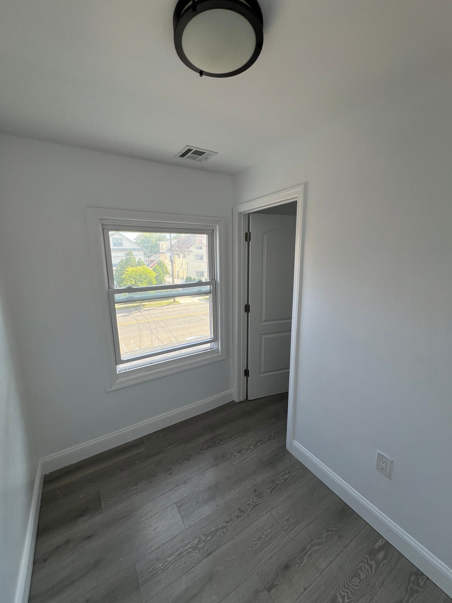 Building Photo - 1341 E 2nd St