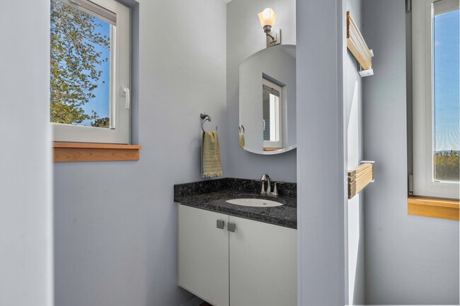 Building Photo - 1 Shoreline Dr