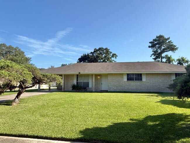 Building Photo - Spacious 3 bedroom 2 bath home in Zachary