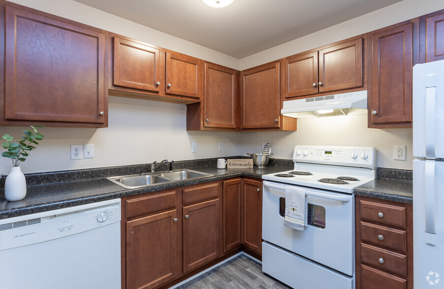 1BR, 1BA - 600SF PhII - Kitchen - Legacy on Elm