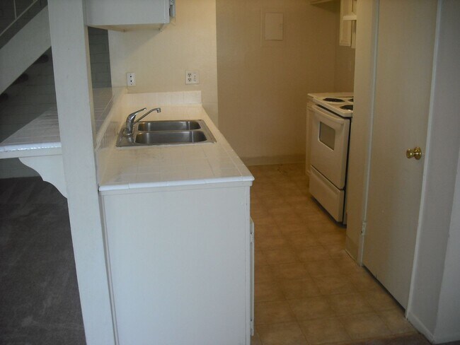 Building Photo - MODERN UPDATED TOWNHOUSE