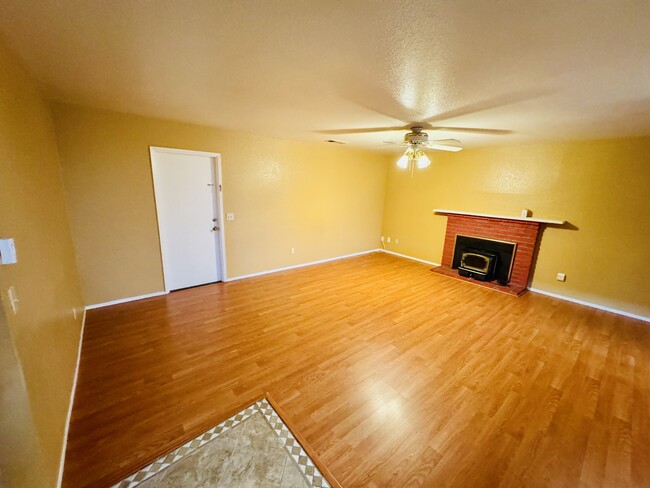 Building Photo - 1530 Burgundy Dr