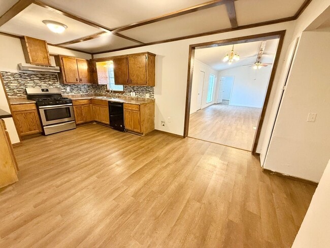 Building Photo - 4-bed, 3-bath, HUGE yard!