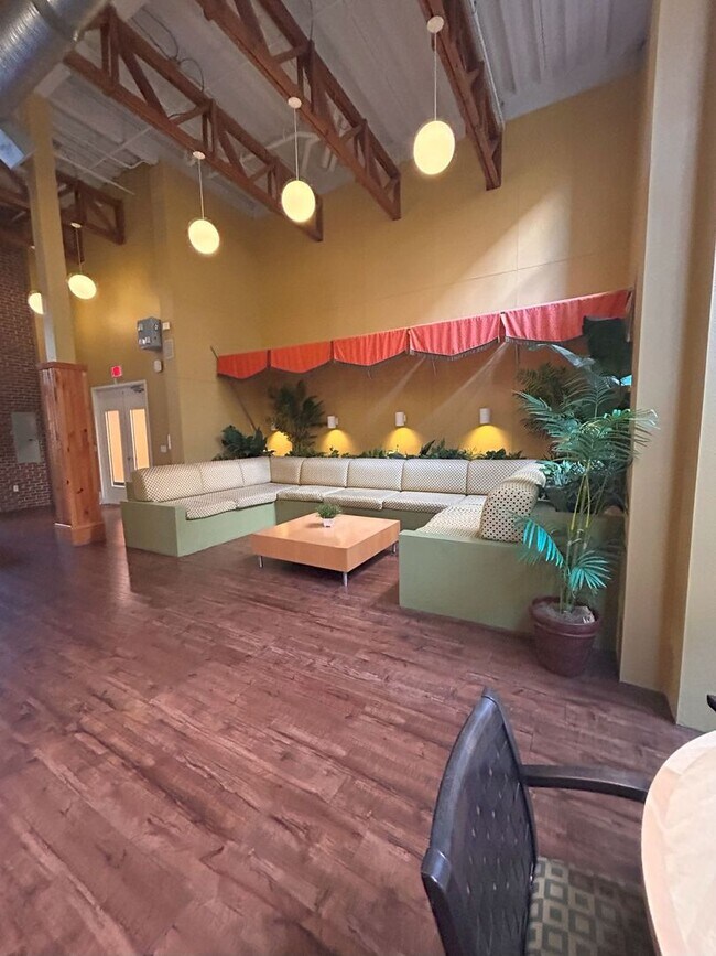 Building Photo - Beautiful 1/1 in Uptown Place!!
