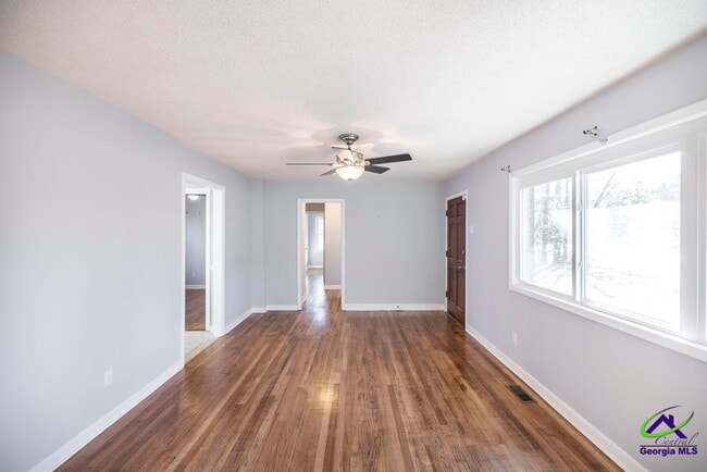 Building Photo - 718 Oakview Square