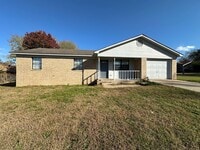 Building Photo - Come take a look at this 3-bedroom 1.5-bat...