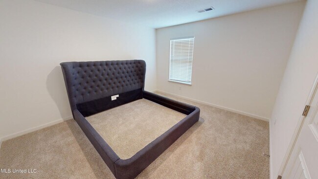 Building Photo - 2427 Hyacinth Ln