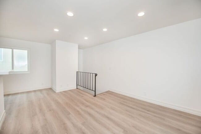 Building Photo - Downtown HB Remodled unit - 2 blocks from the sand