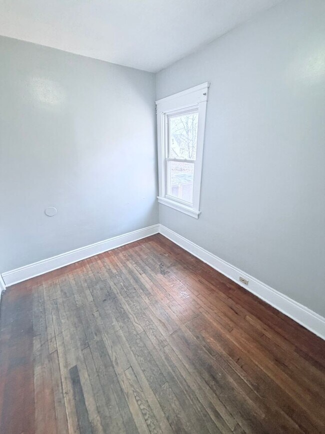 Building Photo - 1114 E 64th St