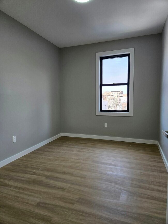 Building Photo - 1487 5th Ave